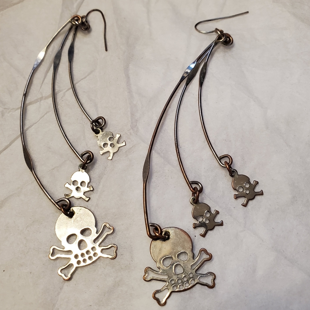 ⚡2/$10 Skull earrings.